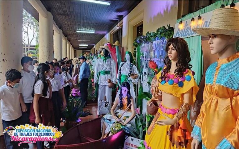 Familias de Jinotepe visitan Exposición de Trajes Folclóricos