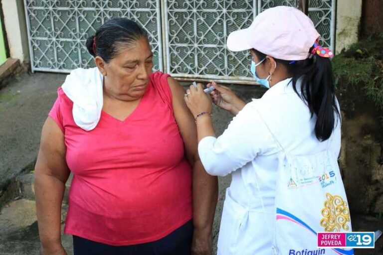 Familias del barrio Omar Trujillo reciben inmunización contra la Covid19