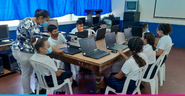 Entregan equipos tecnológicos a 25 preescolares