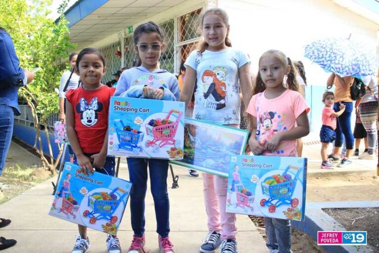 Niños del Distrito II reciben su juguete