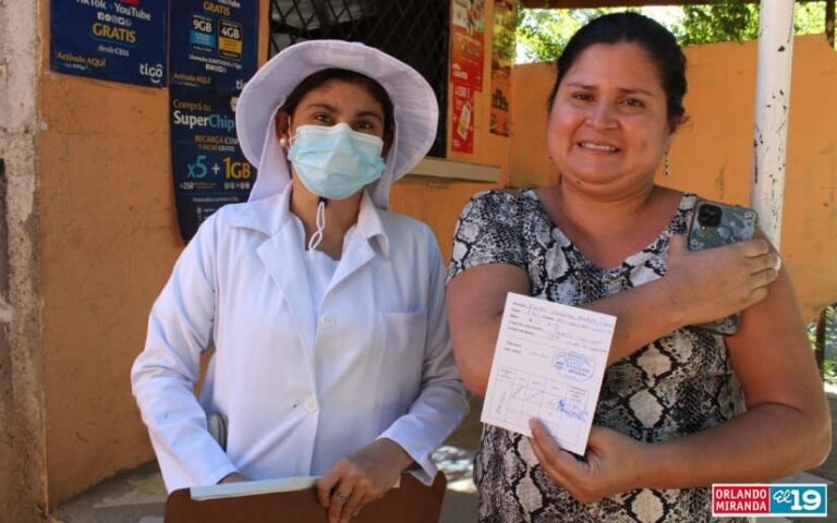 Familias del barrio Camilo Chamorro son vacunadas contra el COVID-19