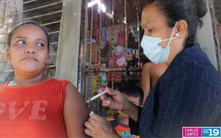 Vacunan contra la Covid19 a familias de Villa Jerusalén