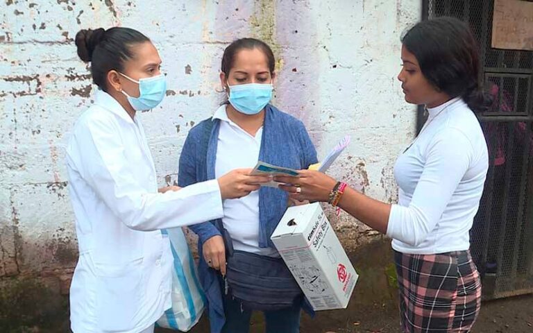 <strong>Vacunan a familias del barrio Jorge Dimitrov</strong>