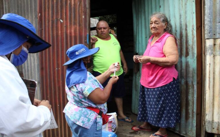 Vacunan contra la Covid a ciudadanos del barrio Jorge Dimitrov
