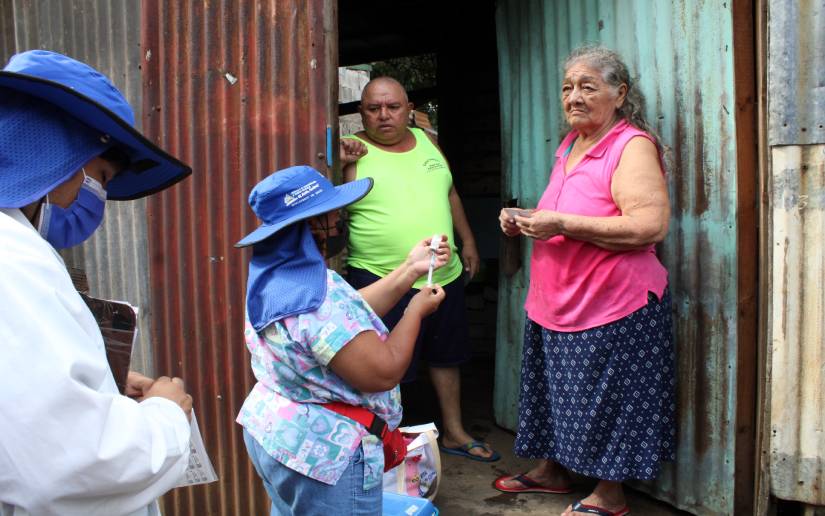 Vacunan contra la Covid-19 a ciudadanos.