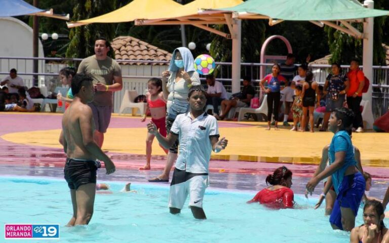 Familias visitan el Parque Acuático ubicado en Managua