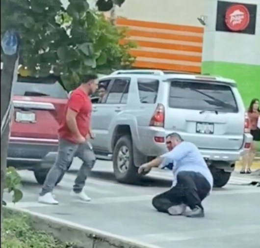 Dos hombres se agarran a golpes en plena carretera