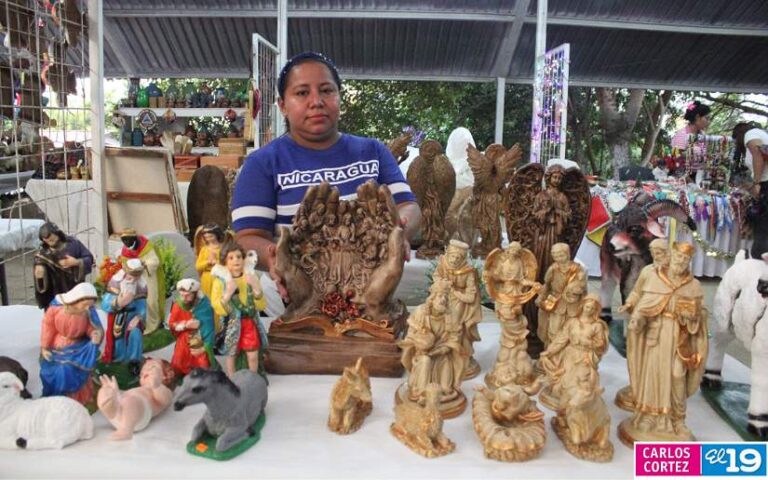 Variedad de artículos navideños se ofertan en el Parque de Ferias