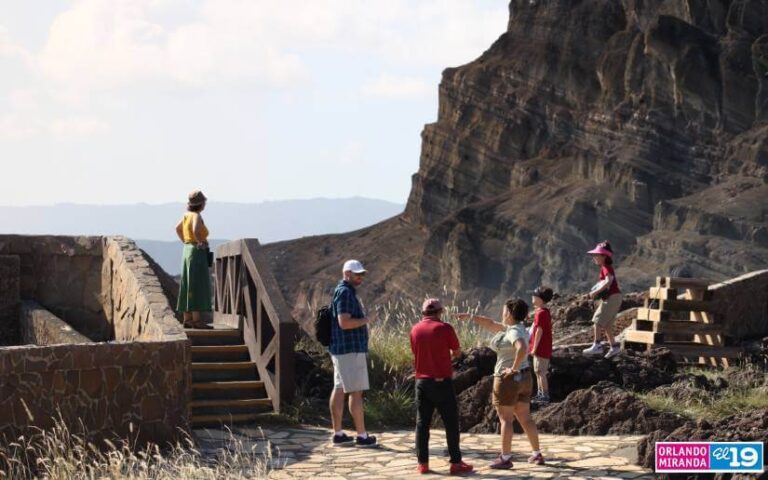 Familias visitan el Parque Volcán Masaya