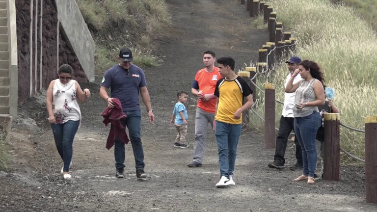 Visitantes disfrutan de la majestuosa vista del Parque Volcán Masaya