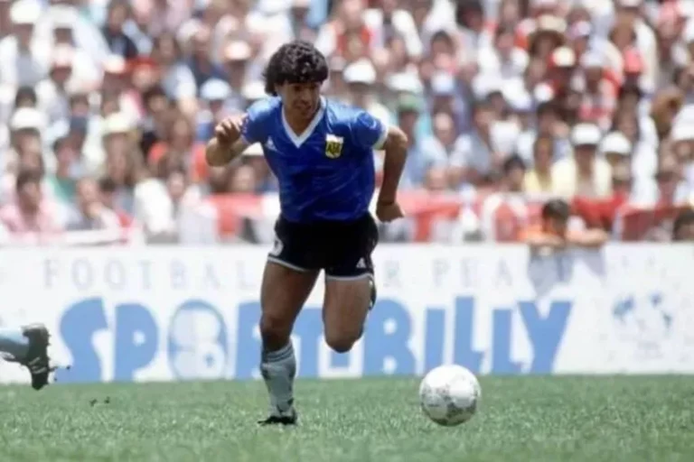 Subastarán el balón con el que Maradona marcó el gol “La Mano de Dios”