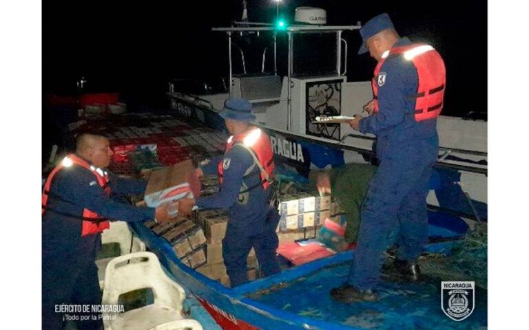 Destacamento Naval de Aguas Interiores retuvo embarcación y mercadería