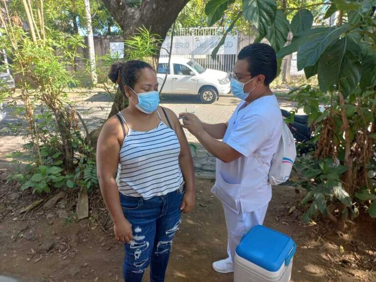 Familias del Reparto Cuadra reciben vacunas contra el Covid-19