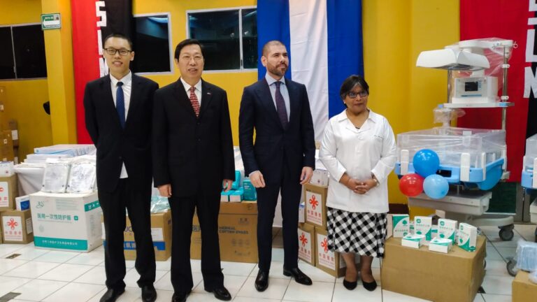 China dona materiales y equipos médicos al Minsa