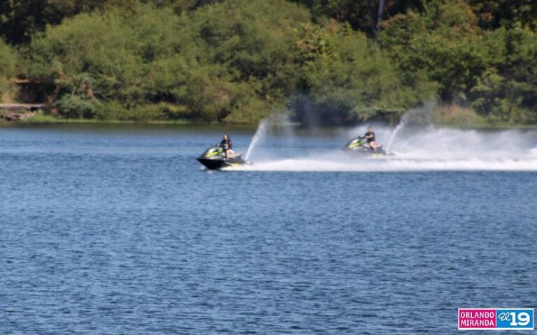 Familias disfrutan en la Laguna de Xiloá