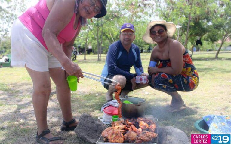 Turistas disfrutan de las aguas en la Laguna de Xiloá
