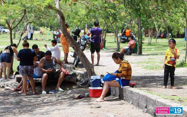Familias disfrutan de un día soleado en Xiloá