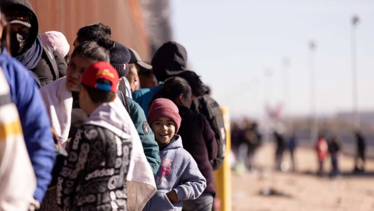 Autobuses con migrantes llegan a la residencia de la vicepresidenta de EEUU