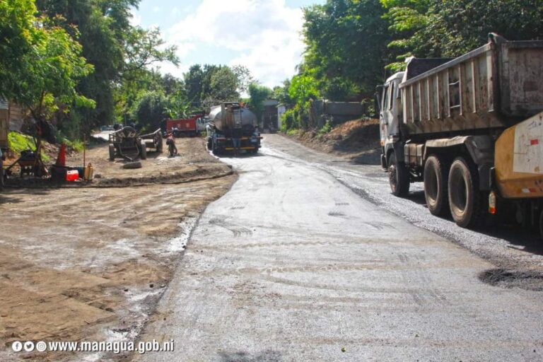 Supervisan proyecto de mejoramiento vial en el barrio Sócrates Sandino