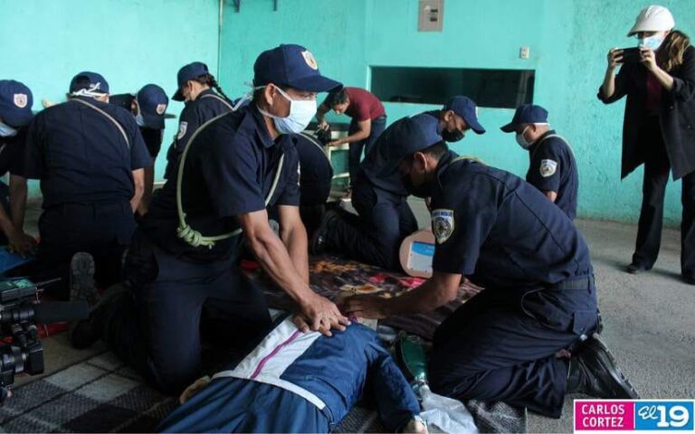 Gradúan a 40 nuevos miembros de Bomberos Unidos