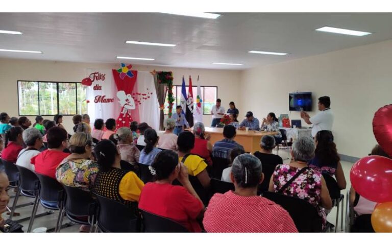 Realizan convivio con madres de Héroes y Mártires de Nueva Guinea