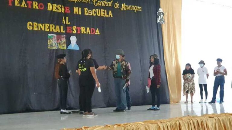 Estudiantes normalistas saludan el 231 aniversario del natalicio del General José Dolores Estrada