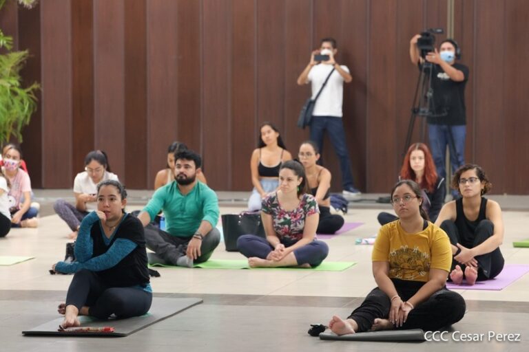 Celebran Día Internacional de Yoga en el Parque Japonés