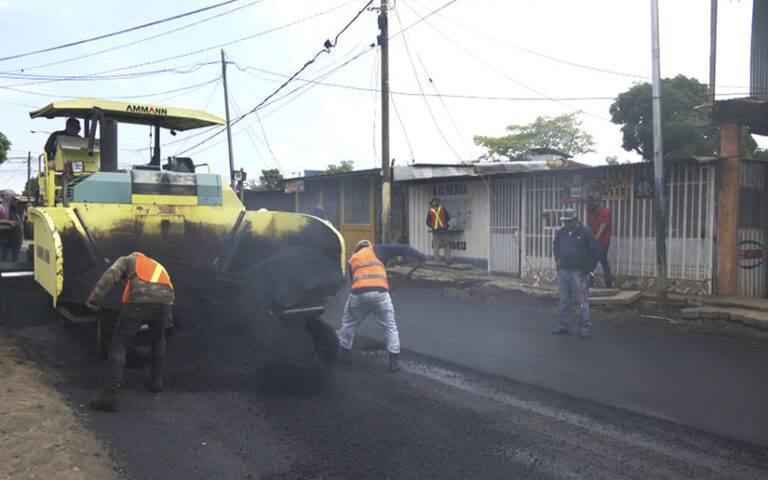 Avanza obra de revestimiento asfáltico en el Laureano Mairena